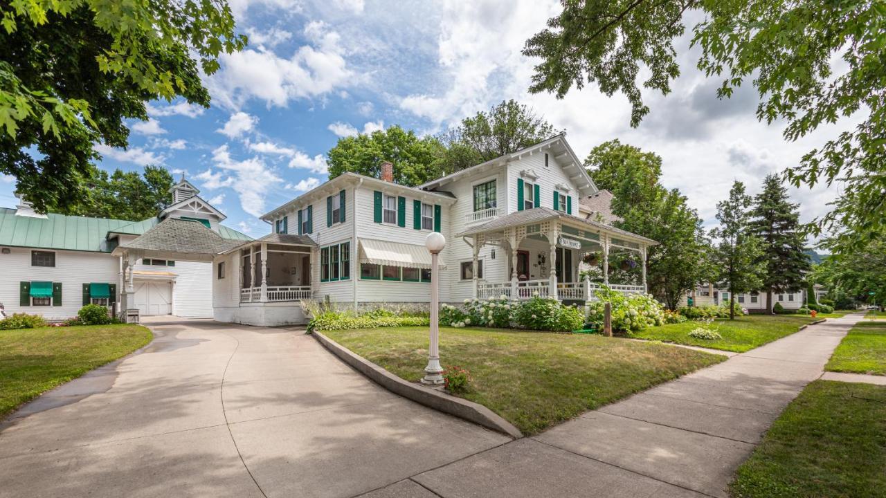Carriage House Bed & Breakfast Winona Exterior photo